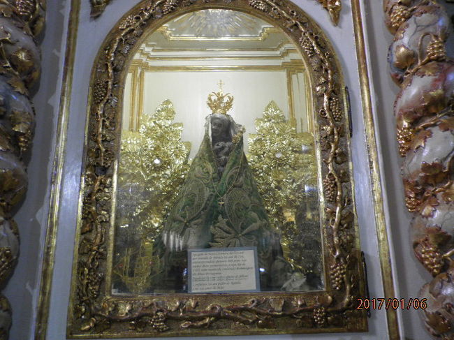 ポルトガルのナザレにあるナザレ教会。8世紀にこの地に来たロマノという僧が持っていたマリア像がイスラエルのナザレのものだったことから、ナザレと呼ばれるようになったようです。教会の中、奥にあるマリア像。