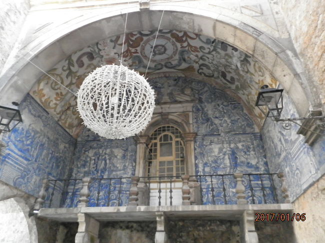 城壁に囲まれた町オビドス。その門は見事なアズレージョが飾られていました。