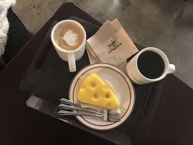 トムとジェリーに出てくる用なチーズのケーキ。<br />完全にビジュアルで注文してしまいました。<br />周りはチーズ味のチョコレート。その中味はチーズ味のムース？チーズ味のアイス？<br />3人で考えた結果…答えは出ませんでした。