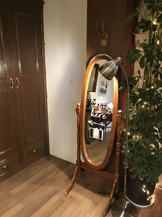 建大入口へ移動して。<br /><br />はい、ヲタ活。<br />SUPER JUNIORのイェソンさんのカフェ armoireへ。<br />近くのmouse rabbitより大人の雰囲気。<br />イェソンさんの弟のジョンジンくんも来てました。