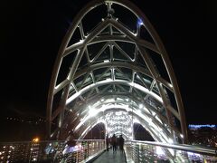 さあ、平和橋を渡ります。
