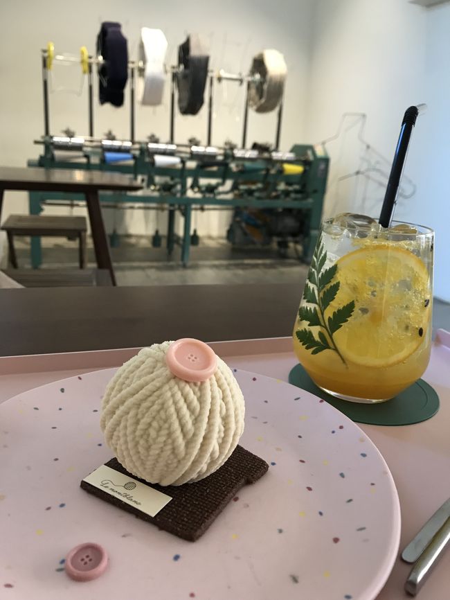 ケーキはアールグレイムース。<br />中にはベリー系のムースとチョコムースだったかな？<br /><br />オレンジエイドも◎<br /><br /><br />場所は分かりづらいそして駅からも遠いので私はタクシーで来ました。<br />韓国語がわかればバスがいいらしいですよ。<br /><br />