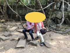 遺跡はかなり破壊されており　ところどころ木が張り廻られてます。木の根っこをブランコ替わりにしてみます。