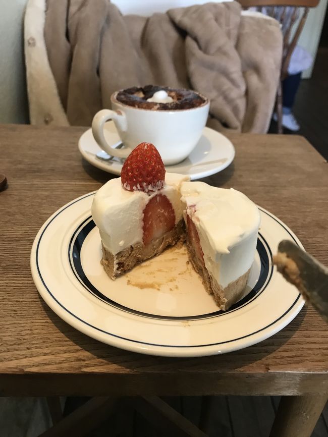 <br /><br />中にも丸ごといちごが！<br /><br />さっぱりで美味しい。<br /><br /><br /><br />次はearth usの近くのカップケーキが気になっていたLe werkに行こうと思ってたけどやっぱり体調のせいか、甘いもの大好きな私が諦めた。<br /><br />