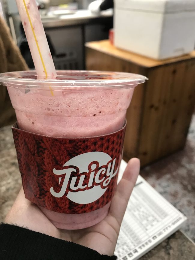 <br />4日目です。<br /><br />帰国日。<br />ホテルのバスでソウル駅まで送ってもらいます。<br />A'REXのチケットを買って事前チェックイン。<br /><br /><br />手続きが終わって朝ごはん行こう。<br /><br /><br />飲みかけ失礼します。<br />juicyでいちごバナナジュース。