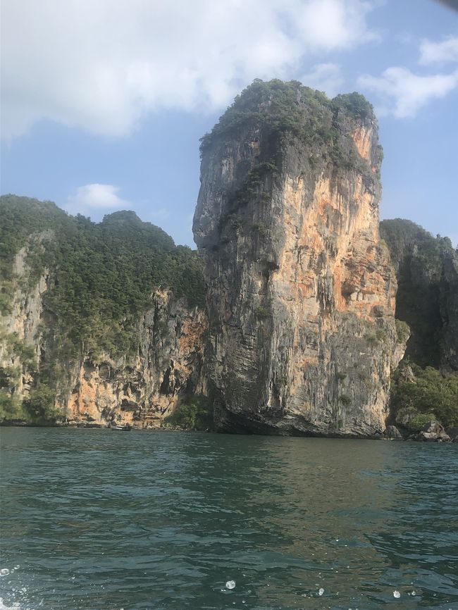 アオナンビーチから船でライレイビーチへの途中