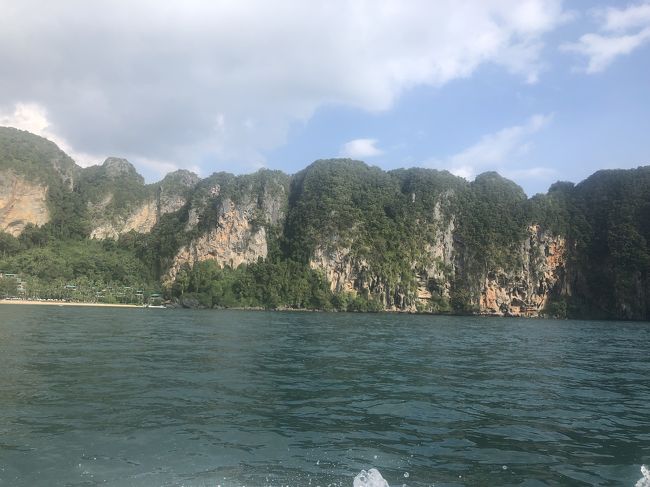 アオナンビーチから船でライレイビーチへの途中