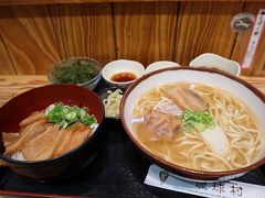 １時間半の乗り換え時間で、ゆっくりと少し早い夕食。沖縄そば、角煮丼、海ブドウなどのセットをおいしくいただきました。