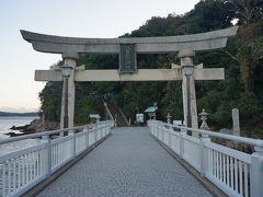 ●八百富神社＠竹島

竹島までやって来ました。
八百富神社の鳥居があります。
鳥居の中を橋が突っ切っている面白い構造です。
