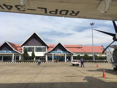 13:40 パークセー空港に到着
空港内のATMは使えず、両替しましたが、1ドル＝8200キップはちょっとレートが悪いですね（この後、シーパンドン内では8300～8400でした）
