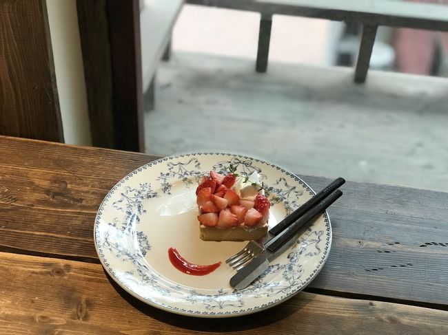 <br /><br />いちごタルト、盛り付けが日本のカフェっぽい丁寧な感じがする。