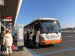 金浦空港着　さっそくバスでイチョン（利川）に向かいます。