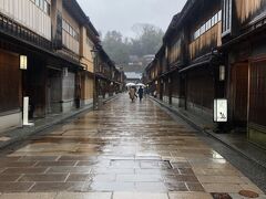 お参りの後は、ひがし茶屋街へ。

雨でとても寒いです。