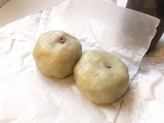 お昼ごはんは駅ナカで買っておいたおやき。フカフカでなくモチモチした北信州のおやき本来の郷土料理。大好きな丸茄子が売り切れだったので、切り干し大根と野沢菜炒めをチョイス。美味しい～！