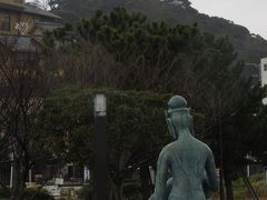 オリンピック記念噴水池の弁天様(像)後ろ姿、シーキャンドル(江の島展望灯台)見る。


