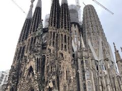 徒歩で地下鉄駅まで歩いて、サグラダファミリア駅から出たら目の前すぐサグラダファミリアです。凄い！と写真を撮りまくった。
雨が止んでよかった。