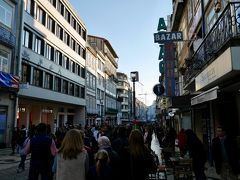 アルマス礼拝堂まで戻り、サンタ・カタリーナ通りをくだります。
ローカルも観光客もごちゃまぜでものすごい人ごみ。