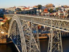 ちょっとステキなことを言ってみましたが、実際は、夕日を眺めたり映えを撮るために集まった沢山の観光客の一人。カメラやスマホを握りしめた人でごった返す中、シャッターを切っています（笑）
セルフィーのベスポジは順番待ち。
橋の上は、巡礼者のように行き交う人々でいっぱいです。