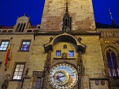プラハの時計塔は「天文時計」または「オルロイ（Prague Orloj）」と呼ばれます。オルロイは3つの主要な部分である空の太陽や月の位置などの天文図を示すための文字盤と「使徒の行進 」と呼ばれるキリストの使徒などが時間ごとに動く人形仕掛け、それから月々を表す浮き彫りの「暦版」から構成されます。