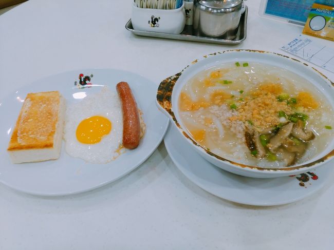 トースト、卵、ソーセージと短めうどんのセット37ドル(560円位)