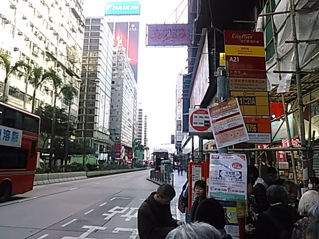 空港行きのバス停です