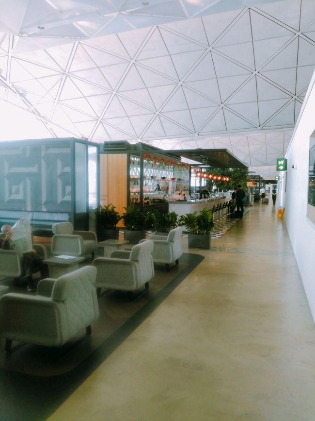 100メートルはあるかと思われるラウンジ。手前にバーカウンターがあります。