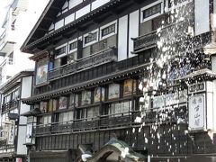 さらにお隣の旅館はこれまたカラーの絵が目を引き、
ここでしばらく立ち止まってしまいました。