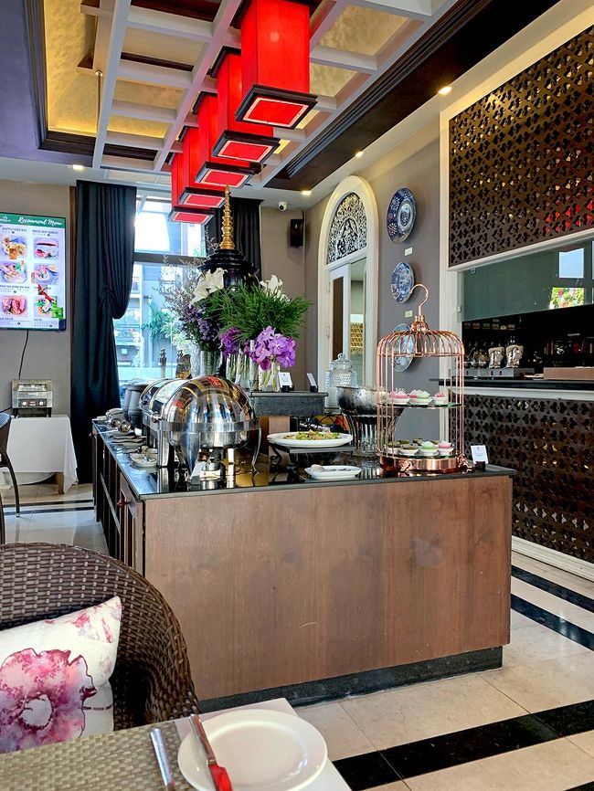 ホテルの朝食は品数は少なめ。<br />よくある卵料理やヌードルを作ってくれるところが見当たらない…<br />このホテルにはないのかなーと思っていたら、<br />レストランの外で作っていました。<br />思いっきり道路沿いなので、なんかびっくり。<br />豚肉の串焼きとかも焼いていたので、煙の関係でなのかな。<br />この串焼きがとても美味しかったそうです。（ダンナ談）