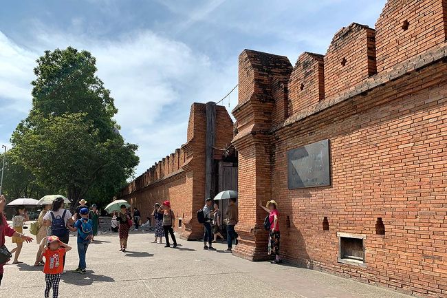 朝食後は、街歩きというか寺院めぐりに出かけます。<br />とりあえず散歩がてらターペー門へ！<br /><br />前回チェンマイに来たときは8月で、<br />もう暑くて暑くて長時間歩けず、寺院めぐりを放棄しました笑<br />今回やっとリベンジできそうです。