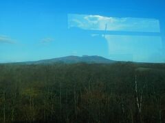 高速道路から見えた樽前山。溶岩ドームが特徴的。
