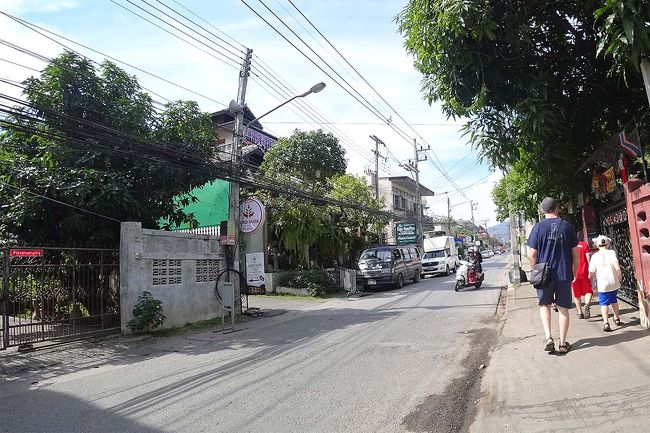 旧市街をあちこち歩き回り、<br />可愛い雑貨屋さんみたりあてもなくぷらぷら…<br /><br />なんか突然外人さん家族に道を聞かれて、<br />ガイドブック片手にココに行きたいんだけどって。<br />見てみたら、絶対地元の人でもわからないようなざっくりとした地図w<br />イヤ、私も全然わからないしっw<br /><br />小さく「Wat Phantao」って書いてあったので、<br />グーグル先生に聞いて教えてあげました。<br />ここ、昨夜行ったライトアップされてた寺院のことでした！<br />てゆうか、4人もいたのに誰もスマホを持っていないのでしょーか笑