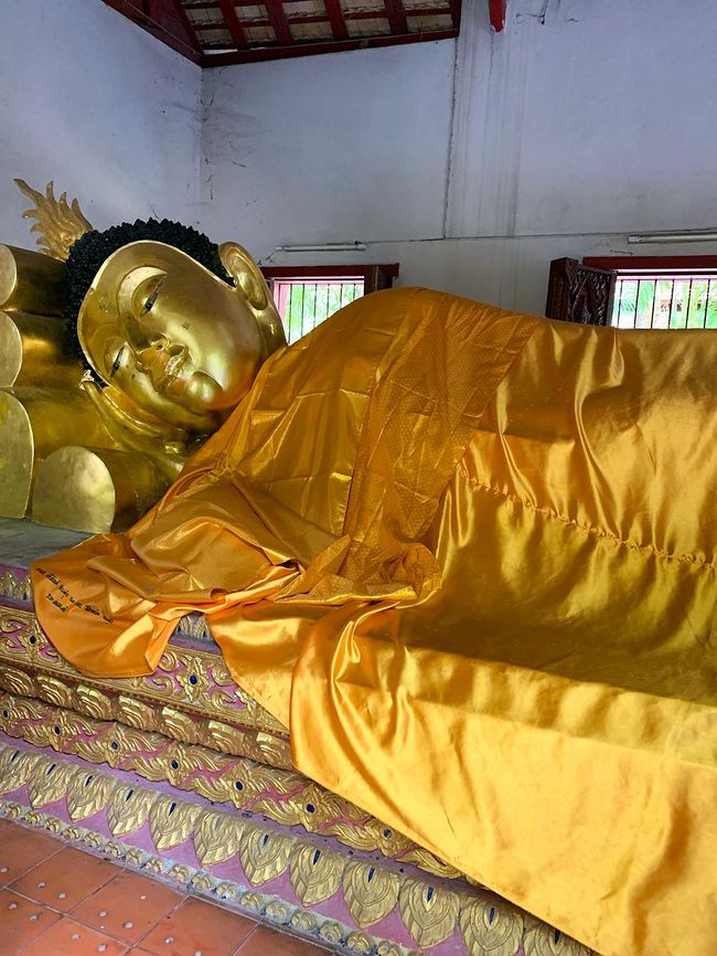 奥の方にあった小さなお堂には涅槃仏がありました。