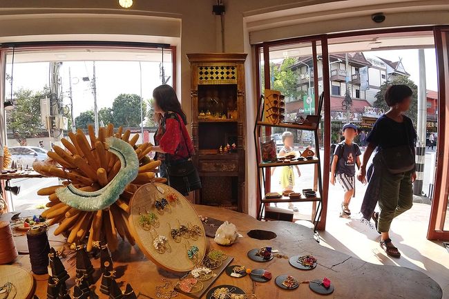 雑貨屋さんとか、ハンドメイドのアクセやさんとか見て回りました。