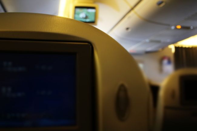 さて飛行機への搭乗。優先搭乗が100名以上ですって。JALファンが多いんですね。ﾌﾟﾚﾐｱﾑｴｺﾉﾐｰのシートはほぼほぼ満席！<br />