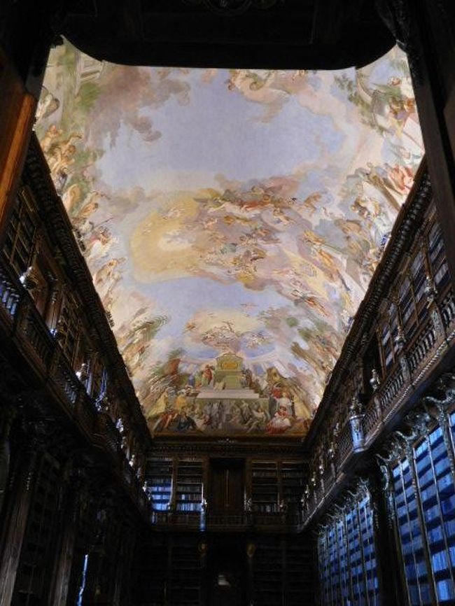 天井のフレスコ画と濃い茶の棚<br />