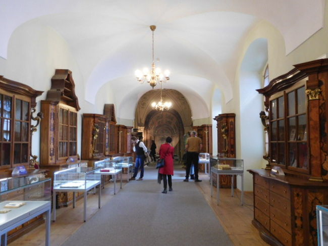 両脇にずらっと棚が