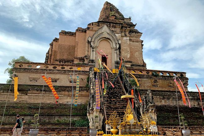 その後、「ワット チェディ・ルアン」へ。<br />大きな仏塔！<br />地震で半壊しているそうですが、<br />それでもかなりの大きさです。