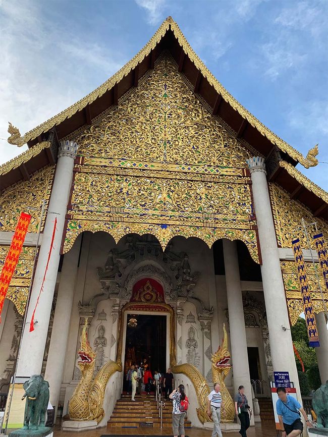 本堂は綺羅びやかです。