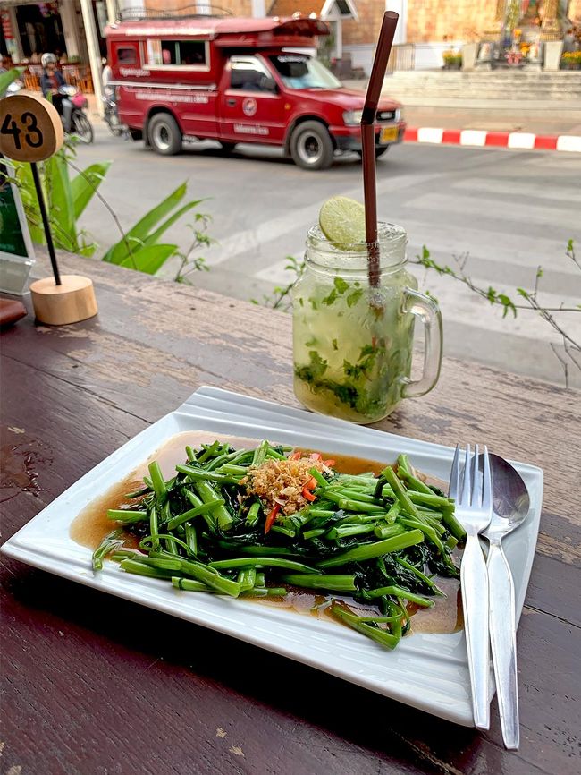 モヒートと、おつまみに空芯菜炒め。