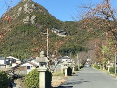 デザートもいただき、車をはしらせます。
正面の山の中腹に見えるのが、太郎坊宮です。
太郎坊宮は標高350mの赤神山（太郎坊山）に建つ神社です。
車で走るこの道は、参道になるようです。