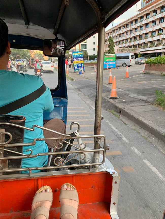 夕方、トゥクトゥクに乗ってお出かけ。