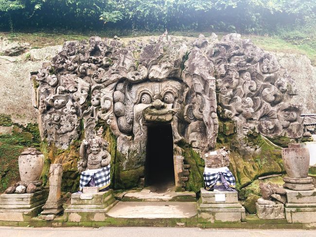 口から出入りする洞窟があります。洞窟の中には、ガネーシャ像やヒンドゥー教の三大神が祀られており、ガイドさんと一緒にお参りをしました。