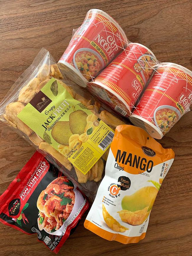 小さなスーパーマーケットなので、<br />あまり品揃えなく、買ったのはこれだけ。