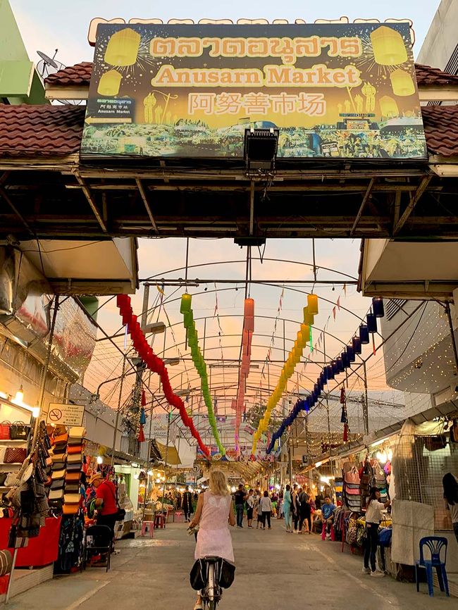 そしてアヌサーン市場へ。