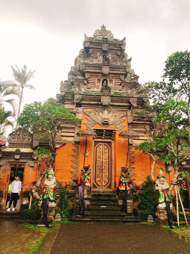 続いてウブド王宮にいきました。豪華なつくりです。<br />この時突然の雨が降り出しました。