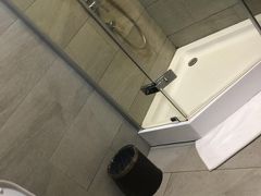 クアラルンプール　ゴールデンクラブラウンジ
シャワー付きトイレ。

バスタオルはトイレの入口で貸してくれる。

韓国の仁川ラウンジのシャワールームよりも新しくて清潔。