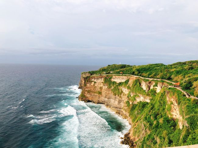 続いてはウルワツ寺院です。雨が止んでよかった～。絶景です。
