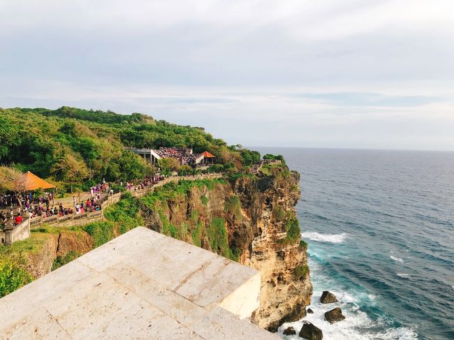 向こうにケチャダンスの会場が見えます。人がとても多いです。<br />チケットが売り切れになることもあるようで、ガイドさんが必死にチケットを取ってくれました。