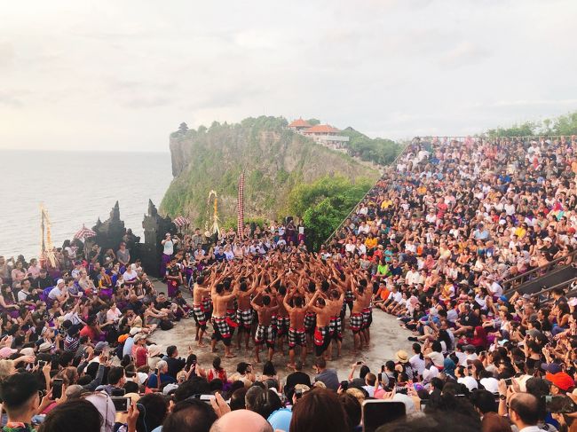 観客も演者も人数が多く、会場に密集しています。とてもパワフルです。<br />