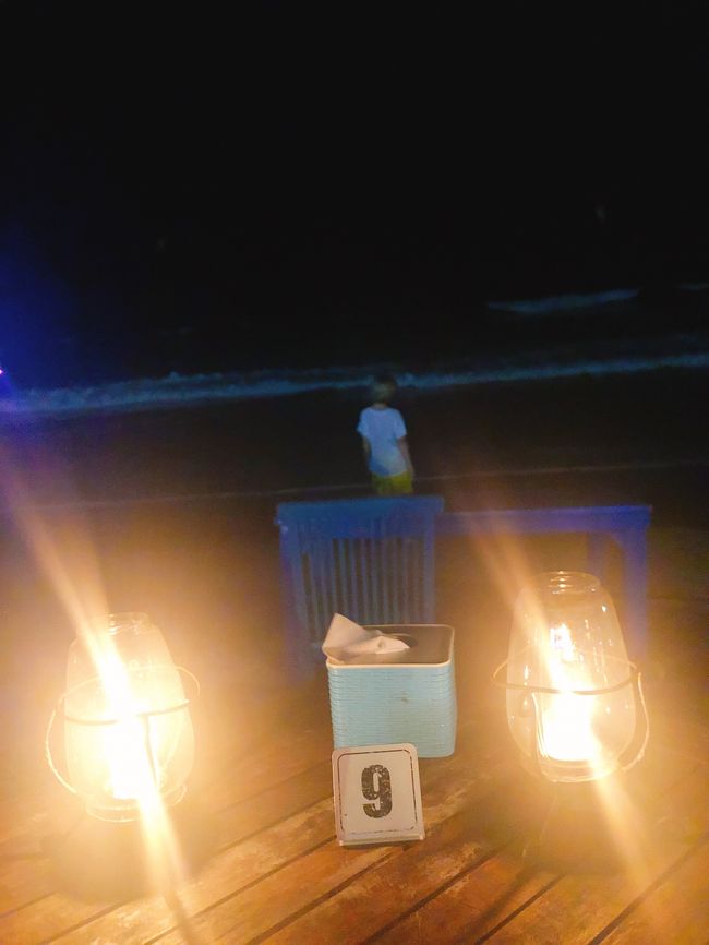 最後はジンバランでイカンバカールです。<br />元々行きたかった「Menega Cafe」は人が多すぎて、待ちが長くなりそうだったので、隣のお店に入りました。少しお値段が高めでしたが、味は美味しかったです。特にエビ。<br />お腹がすきすぎていたので、肝心のご飯の写真を撮り忘れてしまいました…。<br /><br />スケジュールをかなり詰め込んだ１日でしたが、良い経験ができ満足の１日でした。